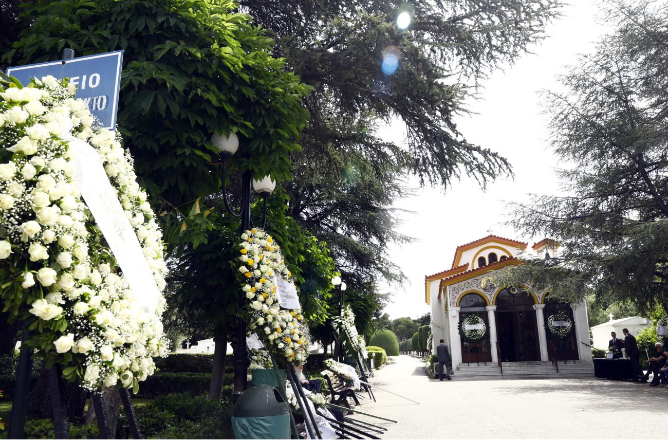 Διεξάγεται η εξόδιος ακολουθία του Πέτρου Μολυβιάτη