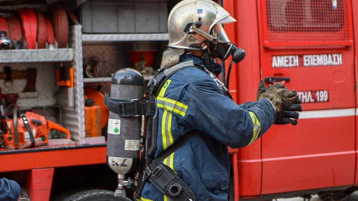 Πυρκαγιά σε υπόγειο πάρκινγκ πολυκατοικίας στο Γαλάτσι