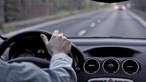 Το πρόστιμο των 80 ευρώ για το παρμπρίζ του αυτοκινήτου: Ποια αντικείμενα απαγορεύονται