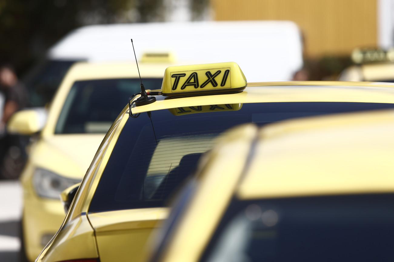 Ρήγμα στους ταξιτζήδες για το σκνίπα pass: Αλλαγή στάσης από την Πανελλήνια Ομοσπονδία
