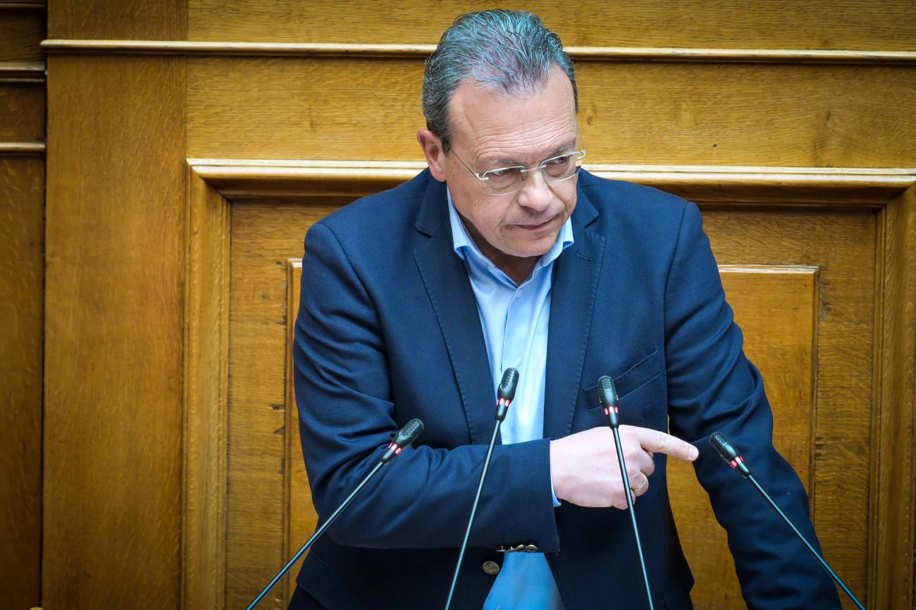 Φάμελλος για δικαστικό συμβούλιο: Ερωτήματα σχετικά με την Αδειλίνη και την αναγκαιότητα παραίτησής της