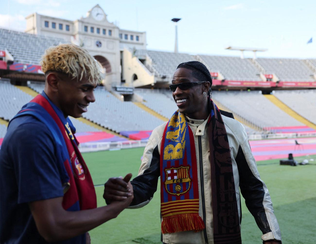 Ο Travis Scott έκλεψε την παράσταση στο El Clásico της Βαρκελώνης
