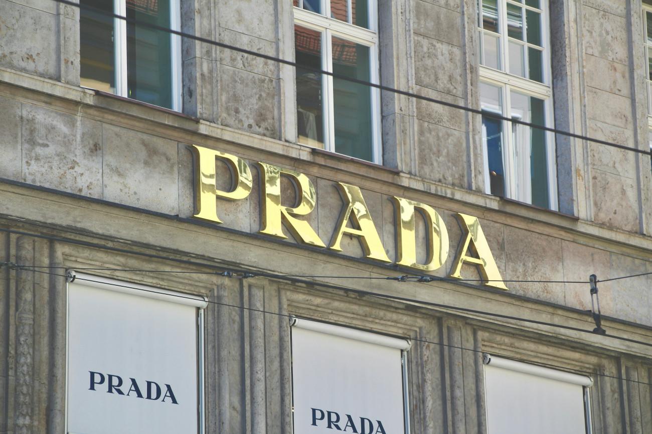 Prada, Balenciaga, Valentino: Γυρνούν την πλάτη στις εκπτώσεις – Πώς στοχεύουν στην Κίνα