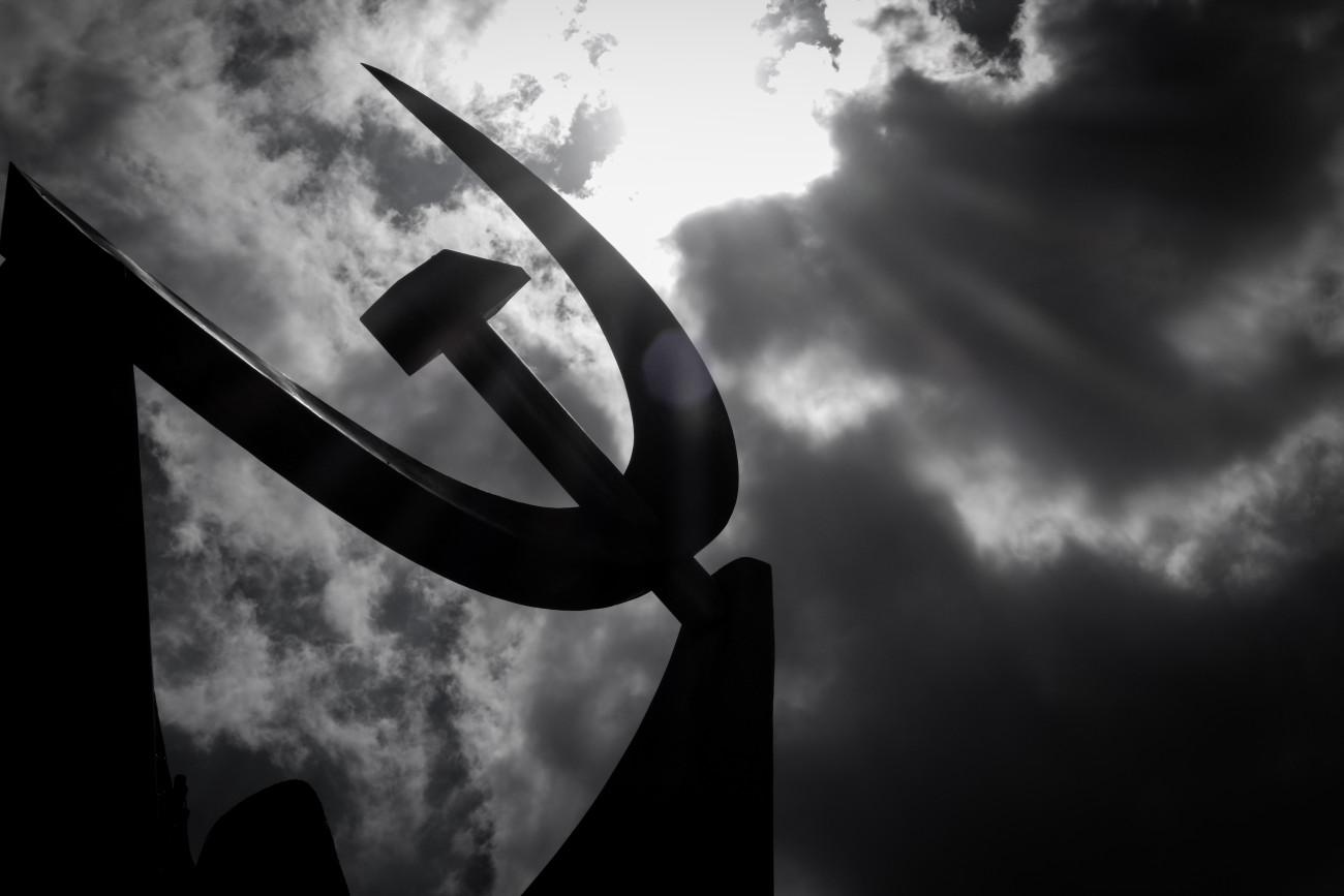 Ευρωβουλευτές του ΕΛΚ ζητούν απαγόρευση του σφυροδρέπανου, σφοδρή αντίδραση από το ΚΚΕ