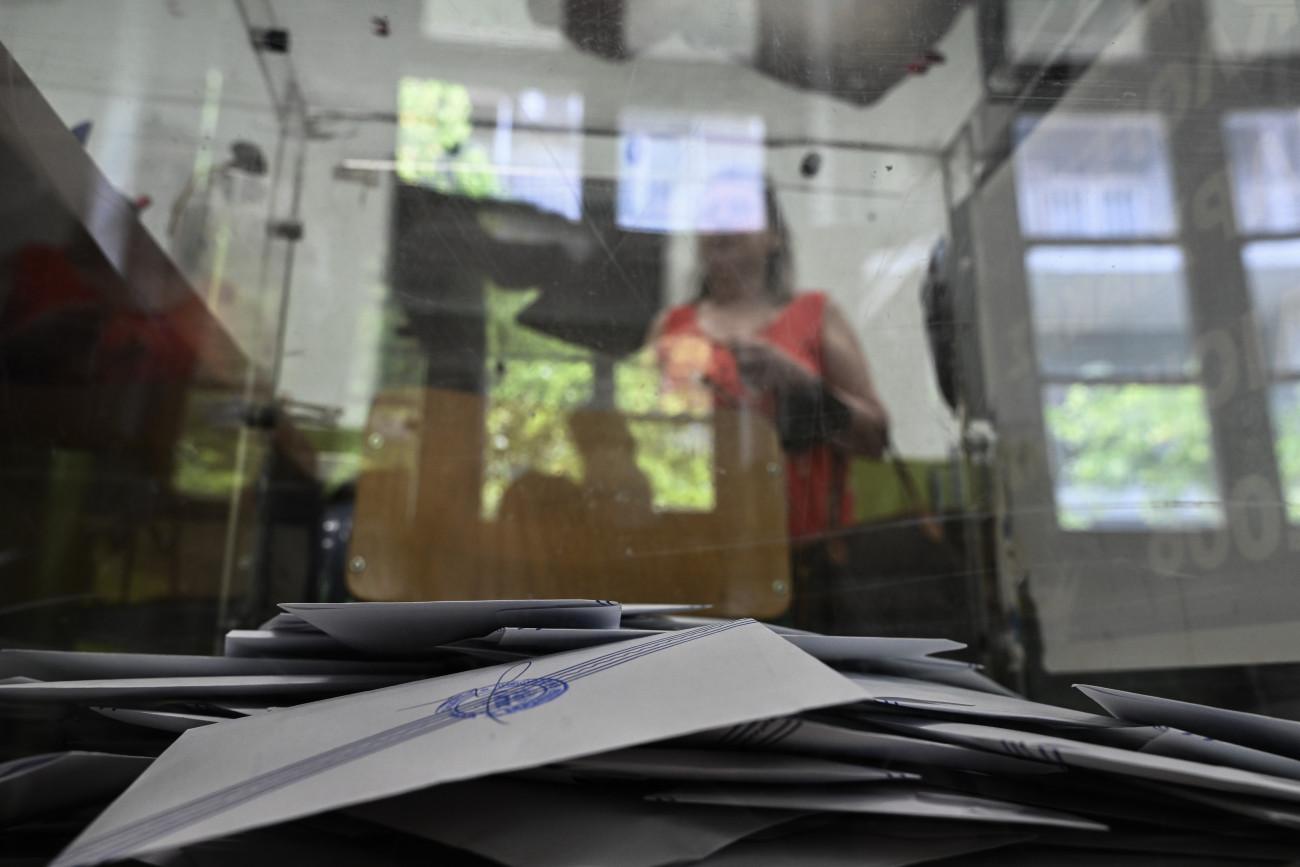 Νέα δημοσκόπηση δείχνει το ΠΑΣΟΚ στη δεύτερη θέση, πτώση για την Πλεύση Ελευθερίας – Η ακρίβεια παραμένει το κύριο πρόβλημα