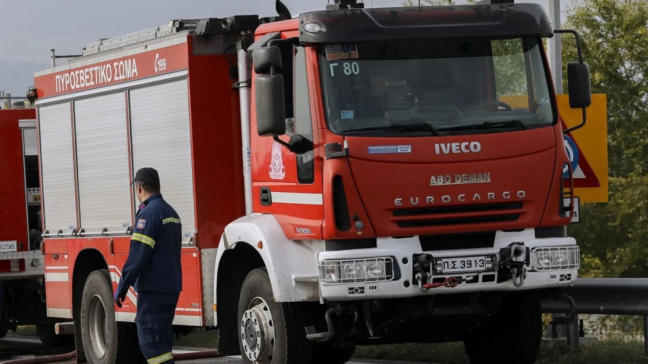 Πυρκαγιά σε κατάστημα εστίασης στο εμπορικό πάρκο στα Σπάτα