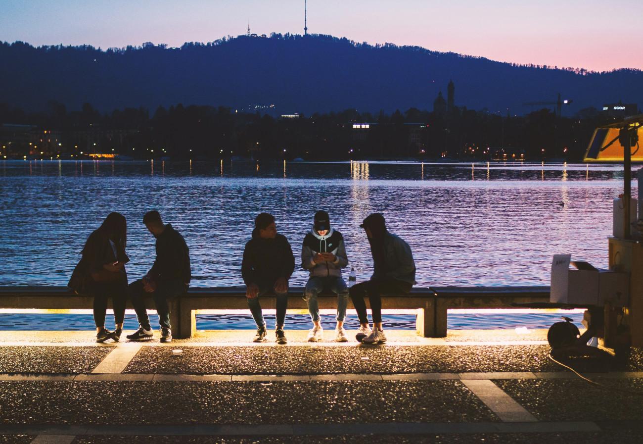 Γενιά Ζ: Η ανδρόσφαιρα και η στροφή των νέων ανδρών προς την ακροδεξιά του Φάρατζ