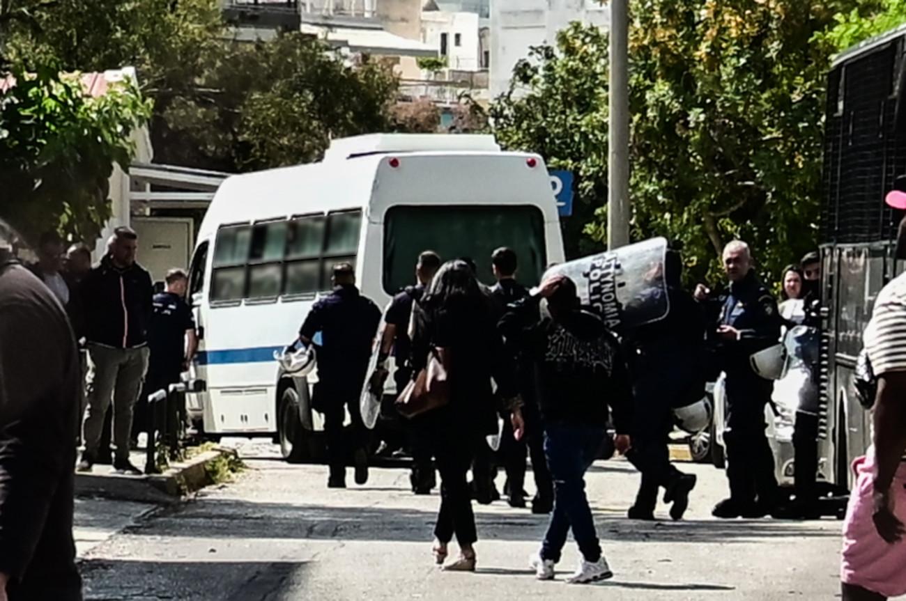Ποινικές διώξεις για επίθεση στη Νομική Αθηνών: Ένα κακούργημα και οκτώ πλημμελήματα κατά των έξι συλληφθέντων