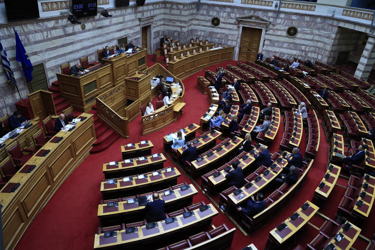 Σφοδρές αντιπαραθέσεις στη Βουλή για το πόρισμα Καρώνη σχετικά με το δυστύχημα των Τεμπών