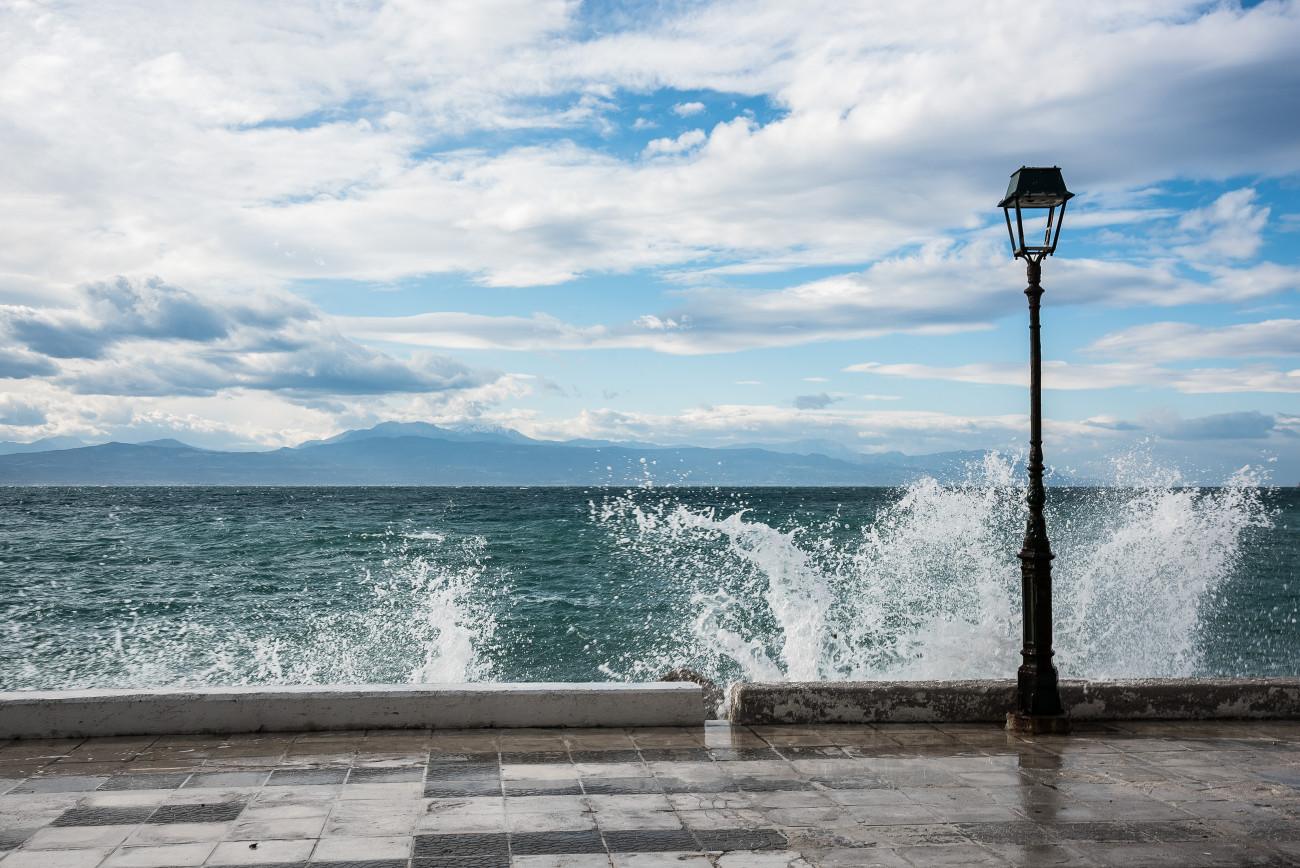 Κακοκαιρία ΙΝΕS: Αναμένονται σφοδρές ριπές ανέμου άνω των 90 km/h στην Ελλάδα