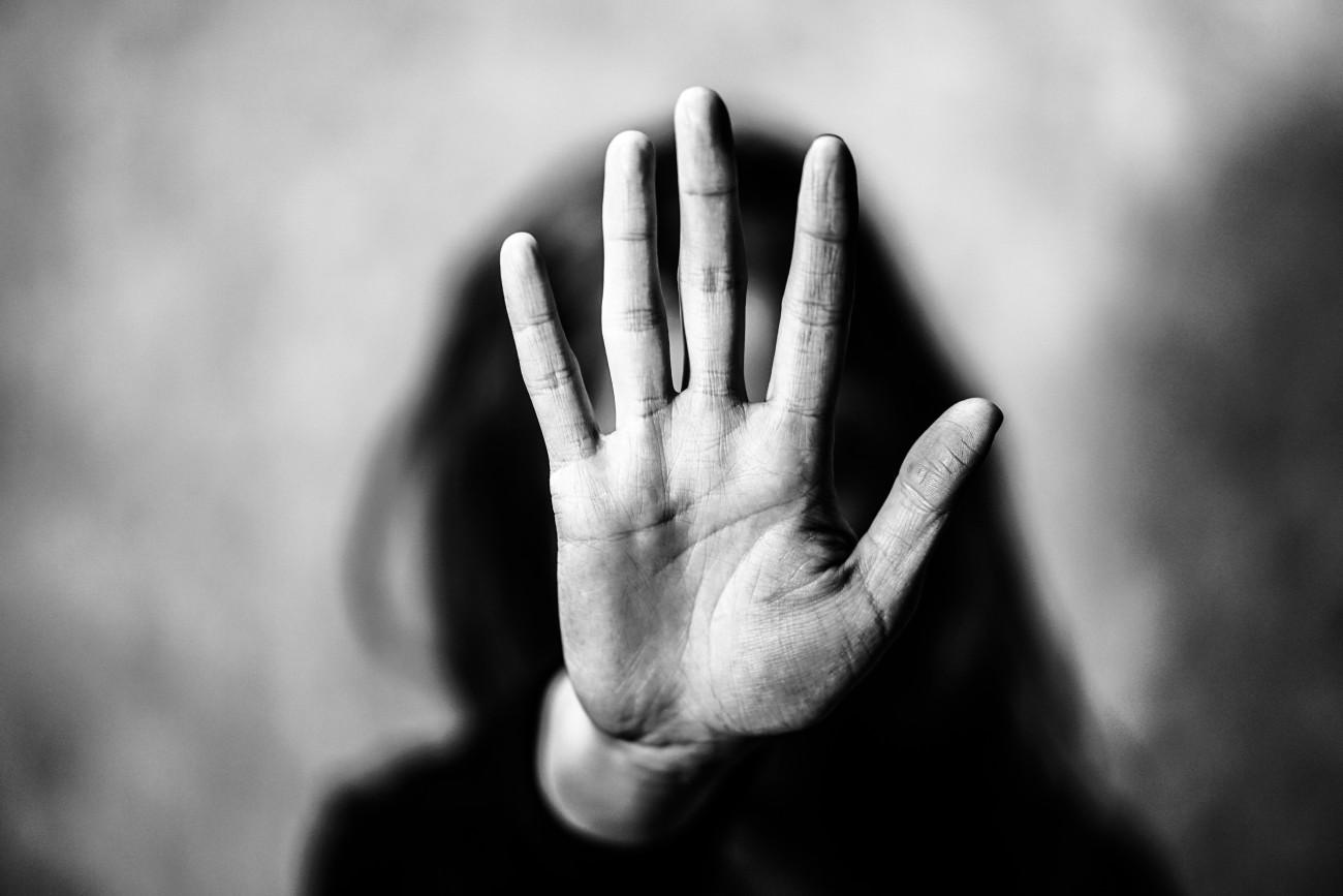 Μητέρα βίαζε και κακοποιούσε τις κόρες της επί χρόνια