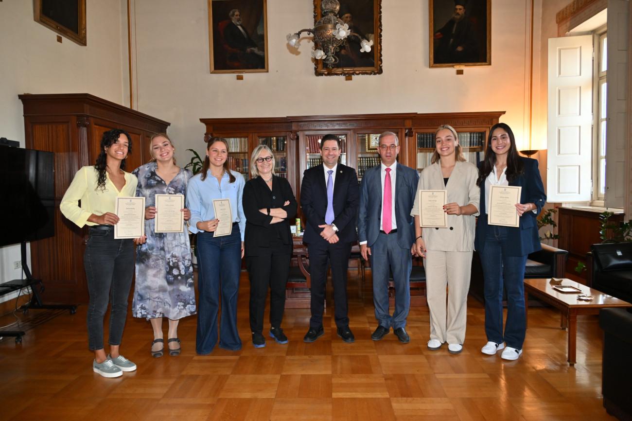 Ο πρύτανης Γεράσιμος Σιάσος τιμά τις παγκόσμιες πρωταθλήτριες πόλο και φοιτήτριες του ΕΚΠΑ