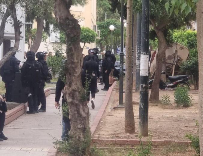 Μεγάλη επιχείρηση της Δίωξης Ναρκωτικών στην Αγία Βαρβάρα: Επίθεση σε διαμερίσματα από πάνοπλους αστυνομικούς
