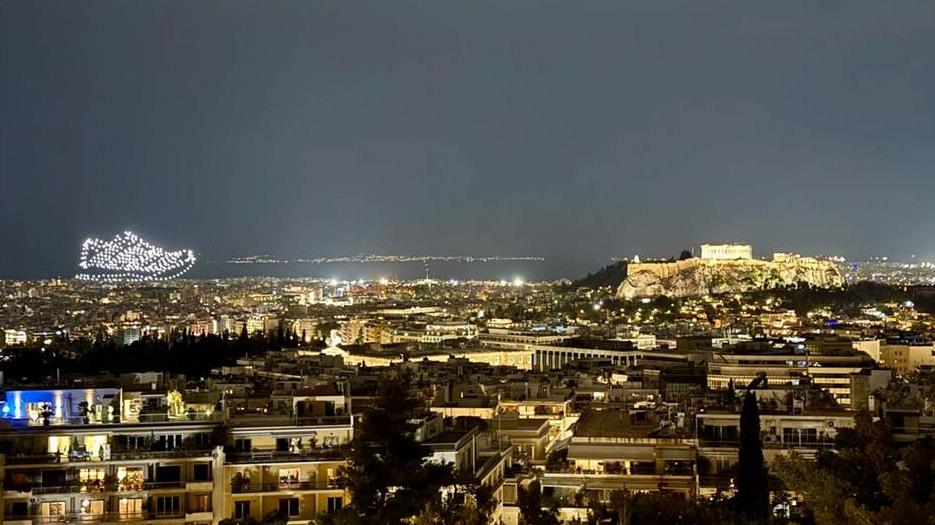 Σύγχυση πάνω από την Ακρόπολη: Το σόου με drones προκαλεί ανησυχία και αναταραχή