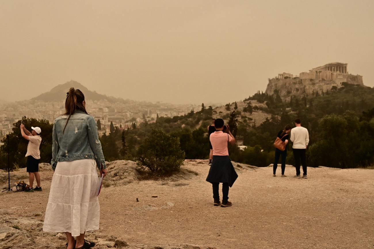 Αφρικανική σκόνη: Πότε θα υποχωρήσει το φαινόμενο που πλήττει την Αττική και την Κρήτη
