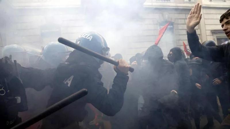 Διαδηλώσεις στο Μιλάνο: Έλληνες εναντίον της ακροδεξιάς συνόδου για τη μετανάστευση και συγκρούσεις με την αστυνομία
