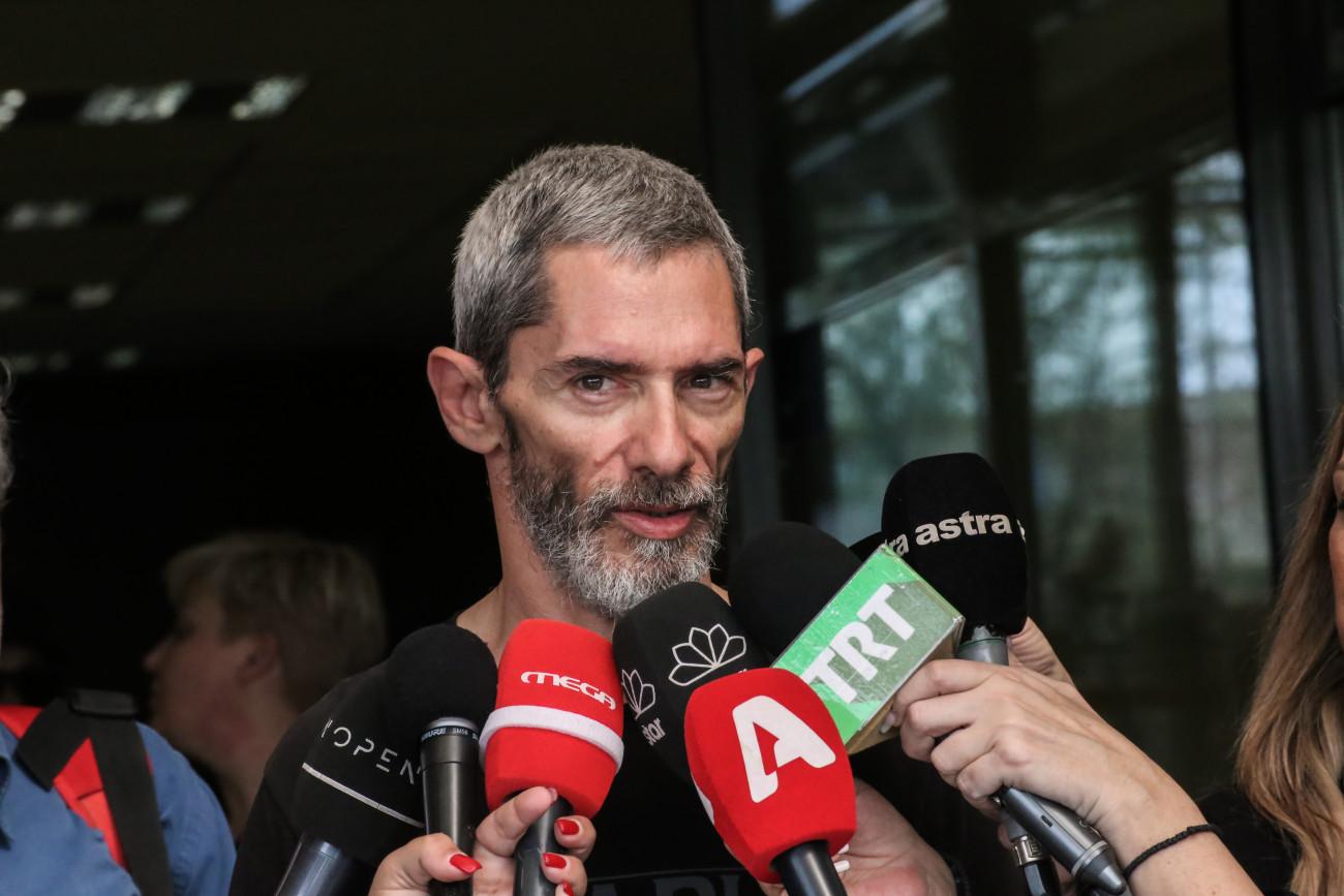 Απάντηση του Κώστα Λακαφώση σε διαδικτυακά τρολ και κατηγορίες – Παρουσίασε το πτυχίο του