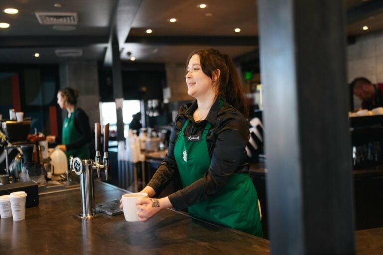 Starbucks: Απεργία barista λόγω νέου αυστηρού κώδικα ενδυμασίας
