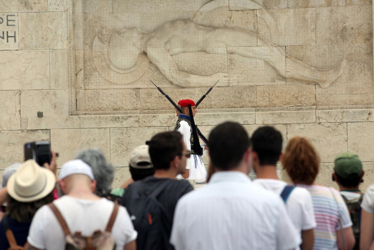 Σύνταγμα: Μεγάλη συγκέντρωση κόσμου στην τελετή αλλαγής φρουράς στον Άγνωστο Στρατιώτη [εικόνες]