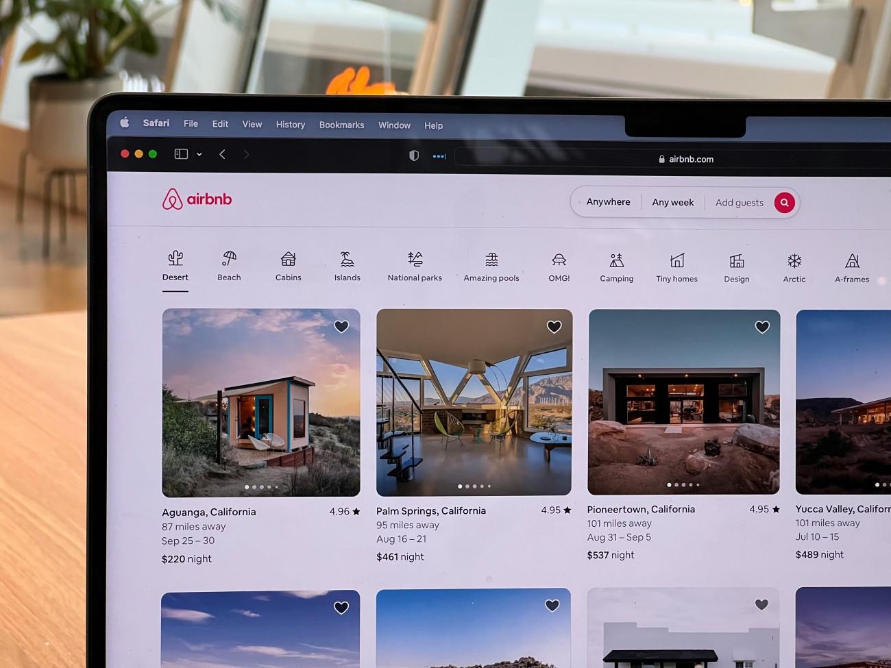 Airbnb: Η Ισπανία απαγορεύει 66.000 καταχωρίσεις καταλυμάτων λόγω παραβιάσεων