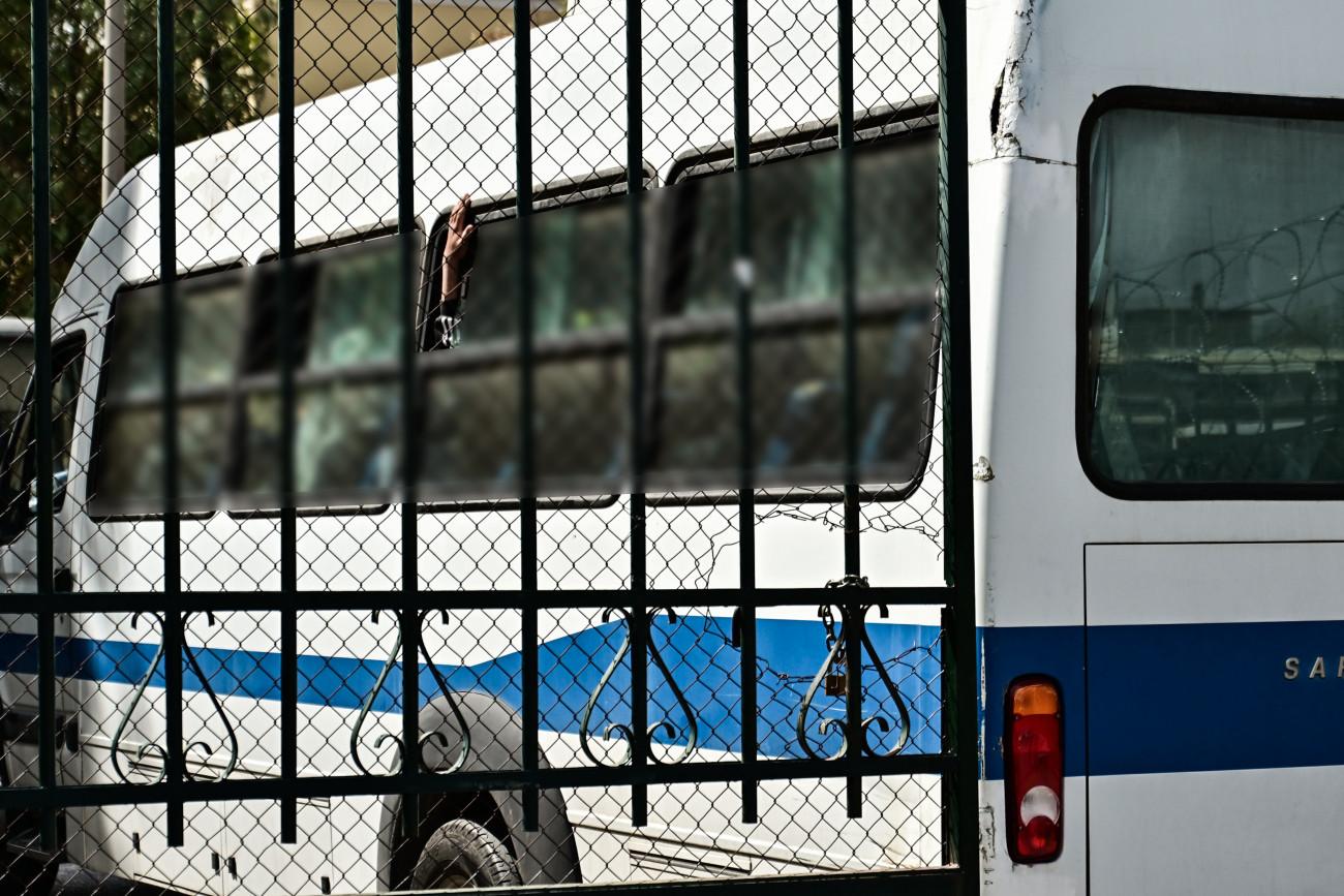 Αφέθηκαν ελεύθεροι με περιοριστικούς όρους οι έξι κατηγορούμενοι για την επίθεση στη Νομική