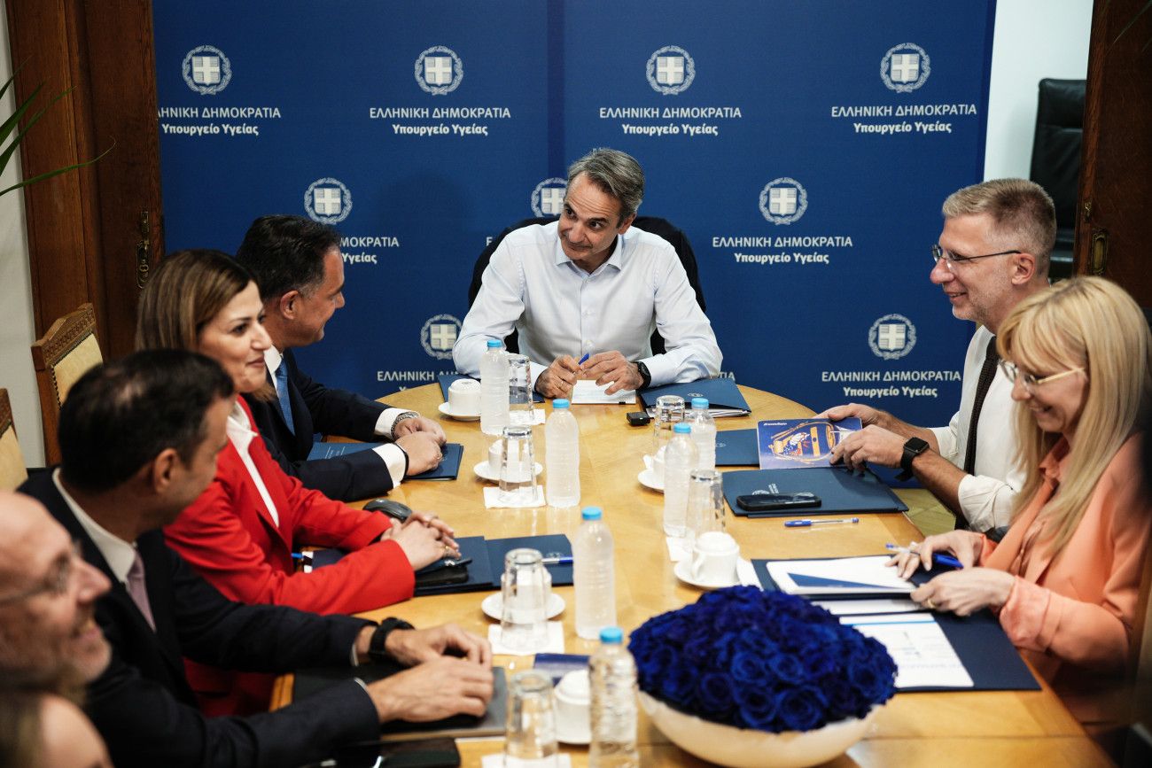 Ο Μητσοτάκης δηλώνει ικανοποιημένος καθώς τα προβλήματα στο ΕΣΥ παραμένουν