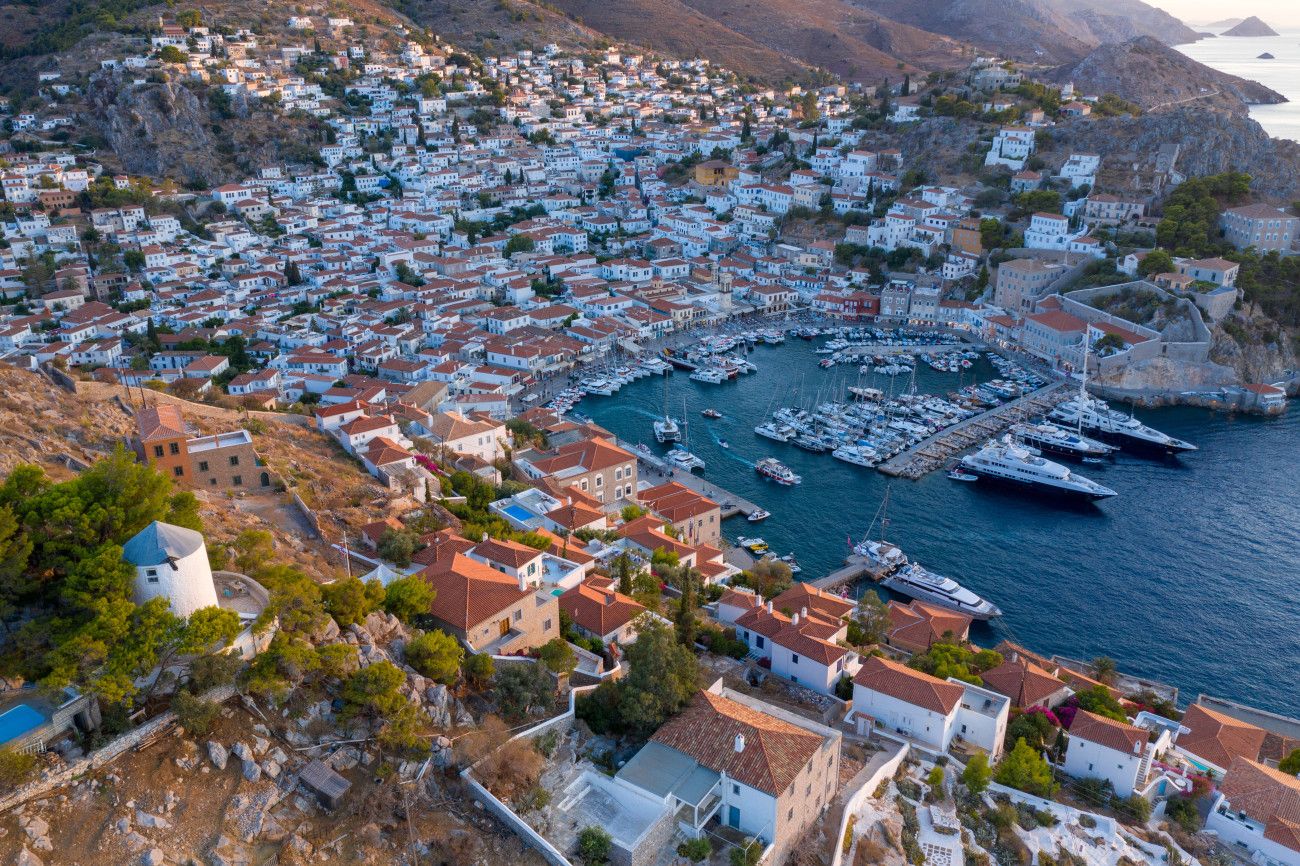 Στην αναζήτηση λύσεων για την απαγόρευση οχημάτων στην Ύδρα: Τι προτείνει το Λιμεναρχείο