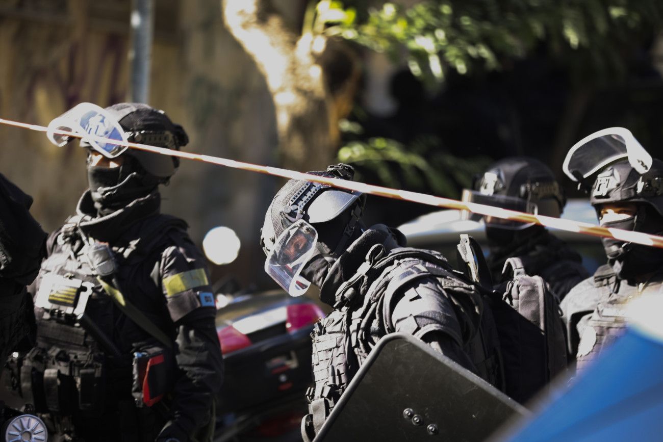 Αθήνα: Είκοσι συλλήψεις σε επιχείρηση κατά της διακίνησης μεταναστών και πλαστογραφίας