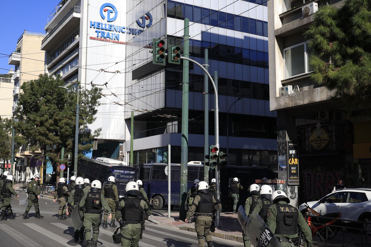 Αθωώθηκαν οι 25 του Ρουβίκωνα για την ανάρτηση πανό στη Hellenic Train