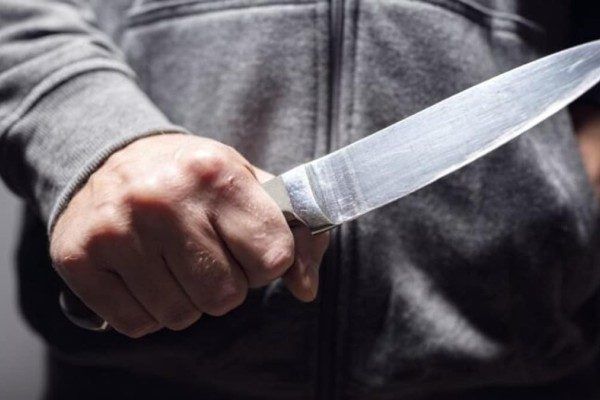 Ζευγάρι συλληφθεί για ληστείες με κουζινομάχαιρο: Απειλούσαν γυναίκες υπαλλήλους σε καταστήματα