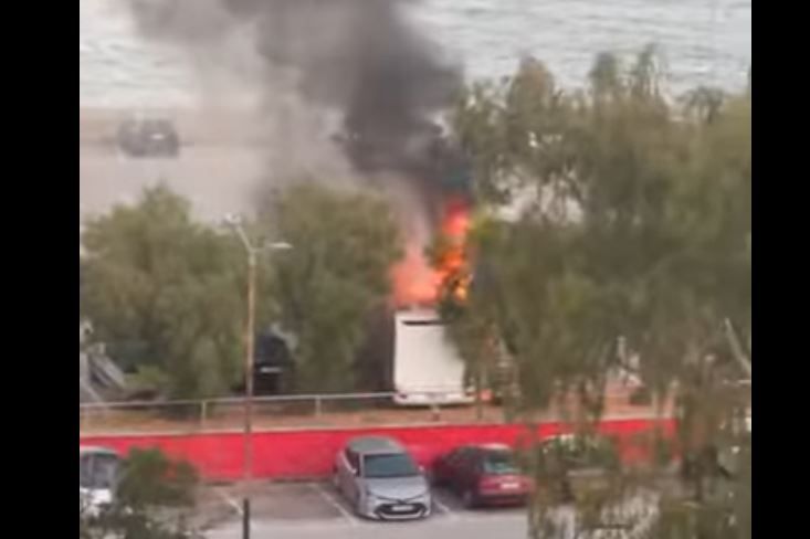 Πυρκαγιά σε σταθμευμένο όχημα στο Μικρολίμανο του Πειραιά