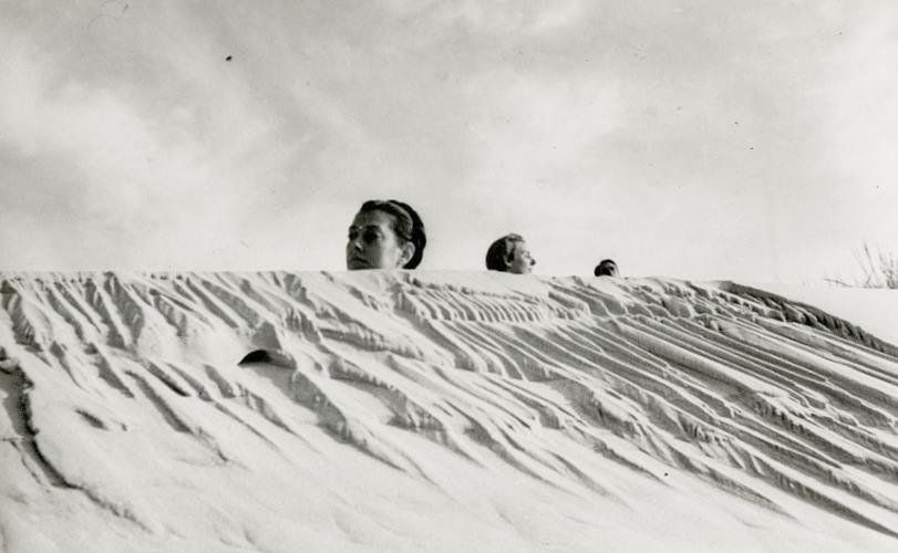 Το αντισυμβατικό τρίο του 1930 που μετέτρεψε την επιθυμία σε τέχνη: μια αλχημεία αγάπης και φθόνου