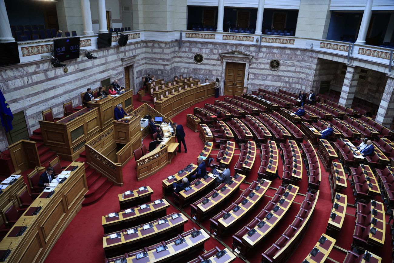 Αντιπαράθεση για τη μονιμότητα στο δημόσιο: Στην επιφάνεια οι επικοινωνιακές στρατηγικές της αντιπολίτευσης
