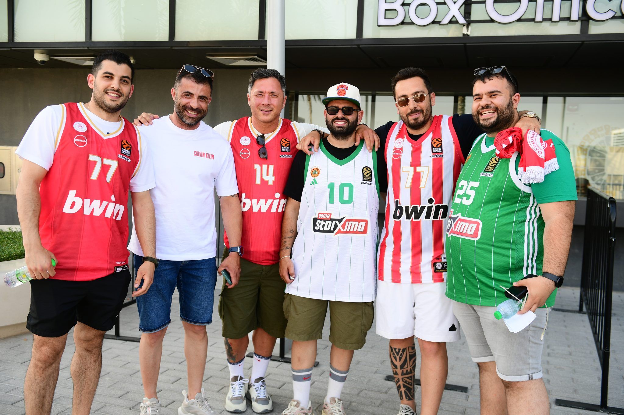 Συμπόρευση φιλάθλων Ολυμπιακού και Παναθηναϊκού πριν τους ημιτελικούς