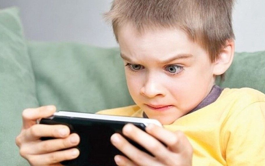 ΟΟΣΑ: 70% των 10χρονων κατέχουν smartphone, 10% αντιμετωπίζουν προβληματική χρήση διαδικτύου