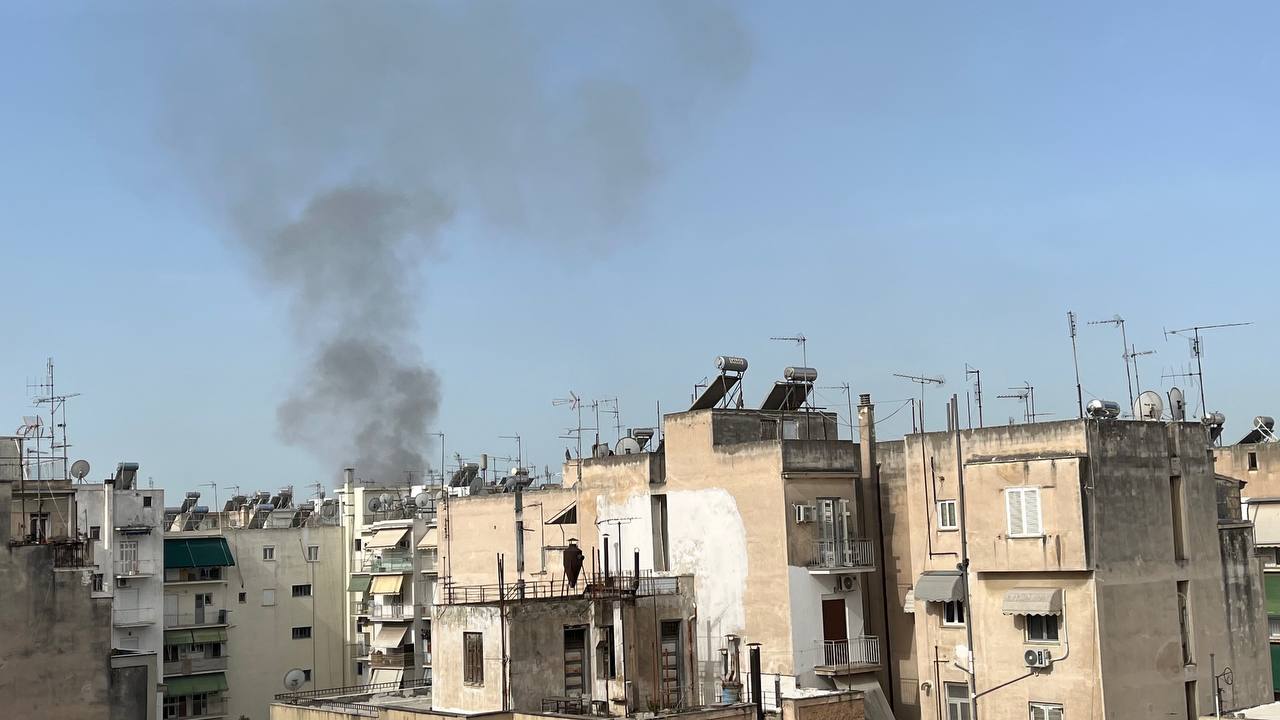 Εντατική κατάσβεση φωτιάς σε εγκαταλελειμμένο κτίριο στη Λιοσίων