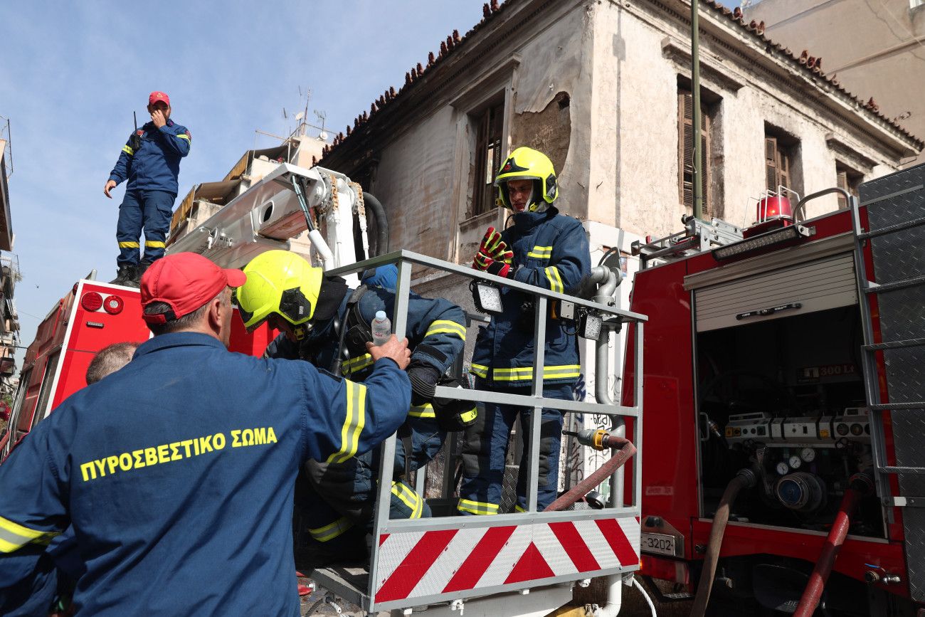 Κατασβέστηκε η πυρκαγιά σε εγκαταλελειμμένο κτίριο στη Λιοσίων – Αποκαταστάθηκε η κυκλοφορία