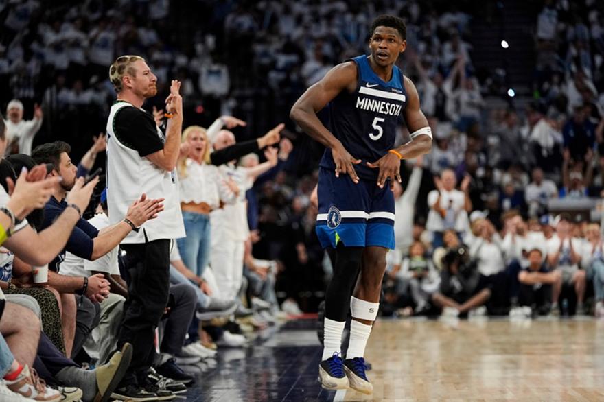 NBA: Οι Τίμπεργουλβς θριάμβευσαν επί των Θάντερ και μείωσαν τη σειρά σε 2-1