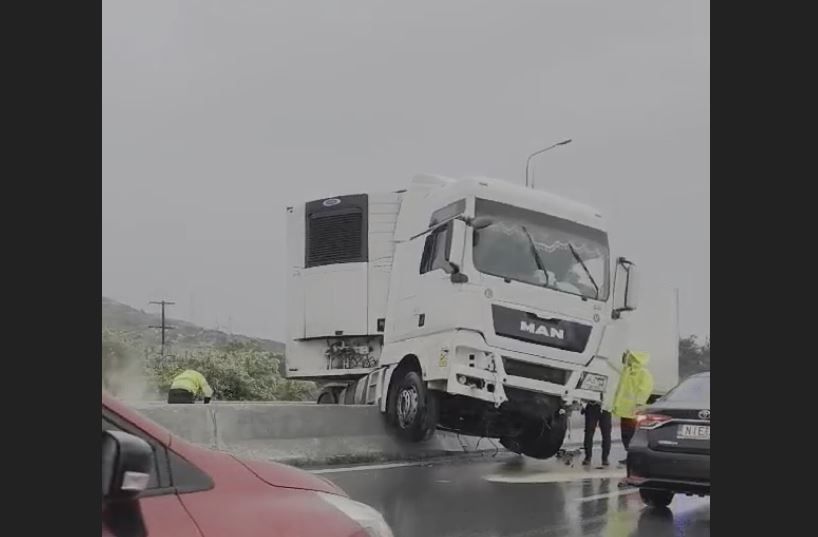 Θεσσαλονίκη: Ατύχημα με νταλίκα στην Εγνατία Οδό