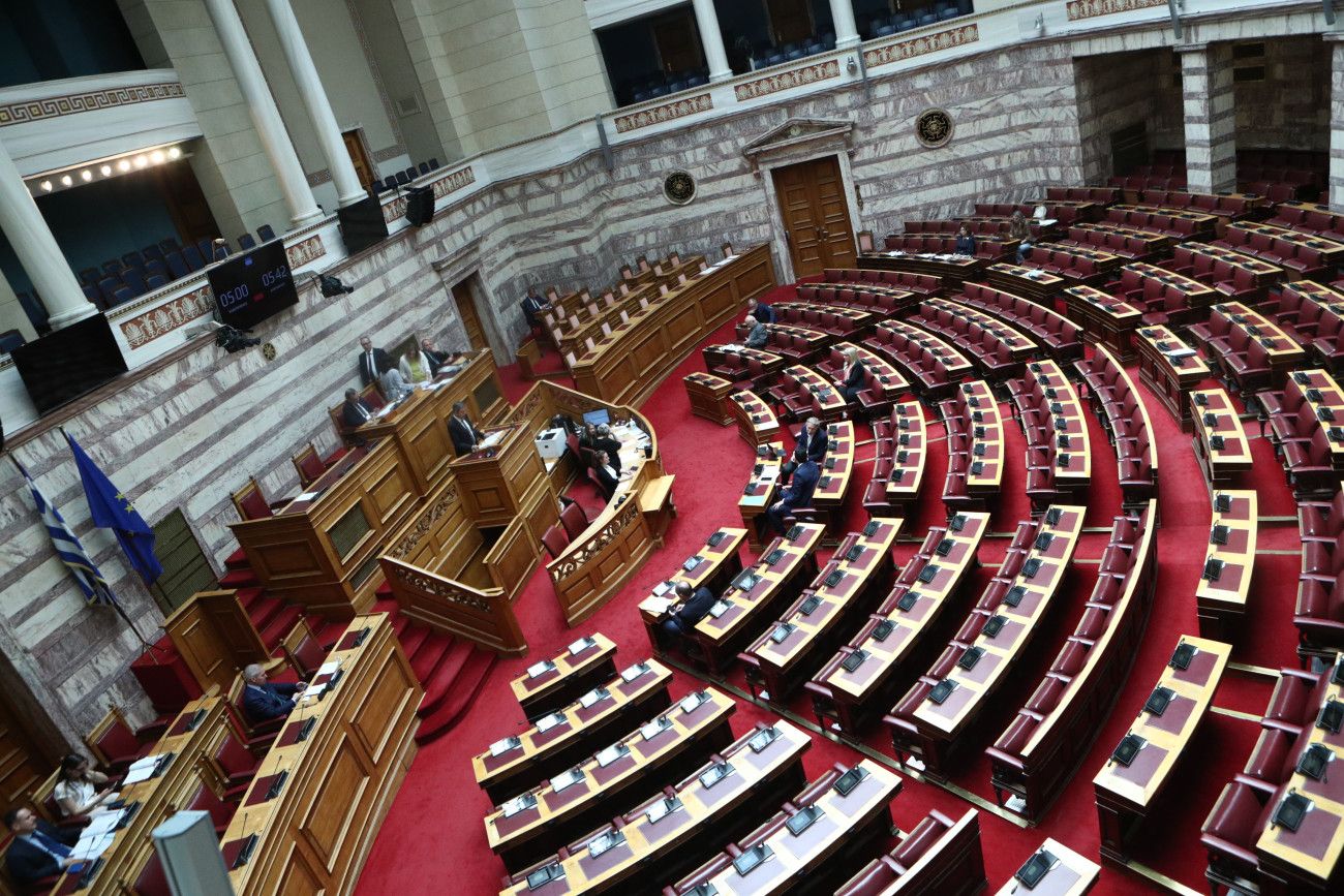 Πολιτική αντιπαράθεση για την άρση μονιμότητας στο δημόσιο: Αντιπολιτευτικά πυρά κατά πρότασης του πρωθυπουργού