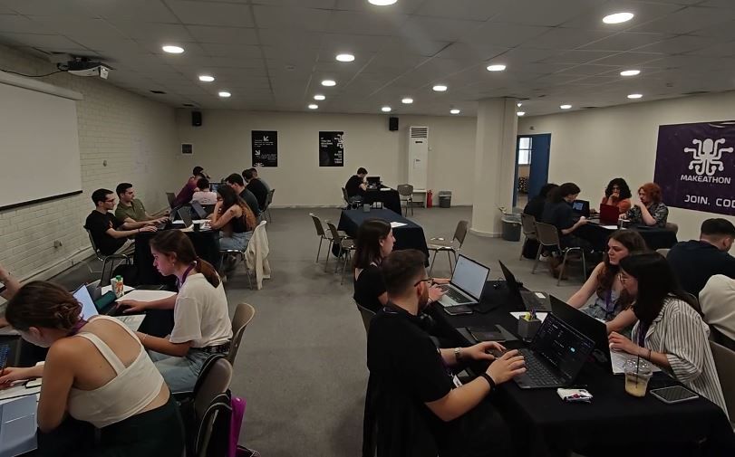 Makeathon 2025: Ενθουσιασμένοι Έλληνες φοιτητές επενδύουν στην τεχνητή νοημοσύνη