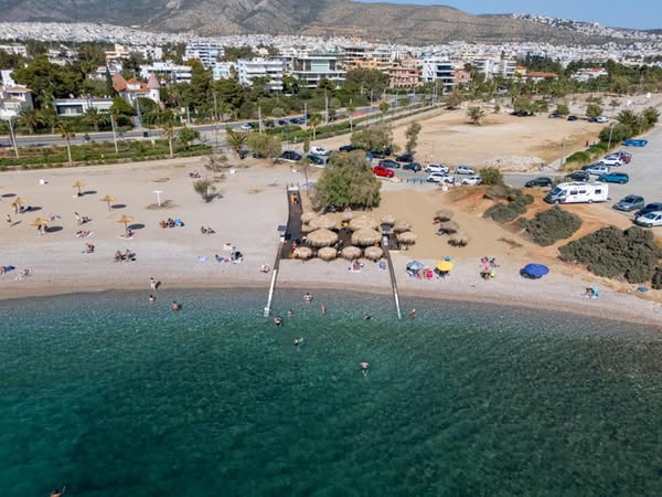 Γλυφάδα: Λειτουργεί το σύστημα αυτόνομης πρόσβασης στη θάλασσα για άτομα με κινητικά προβλήματα