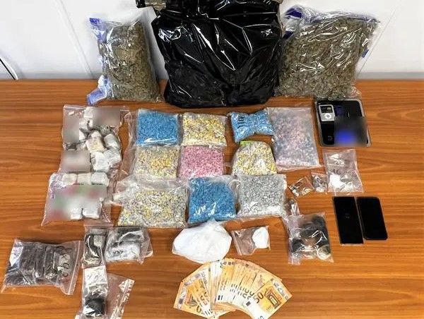 Συνελήφθησαν δύο διακινητές ναρκωτικών με κοκαΐνη, κάνναβη και πάνω από 10.000 χάπια ecstasy