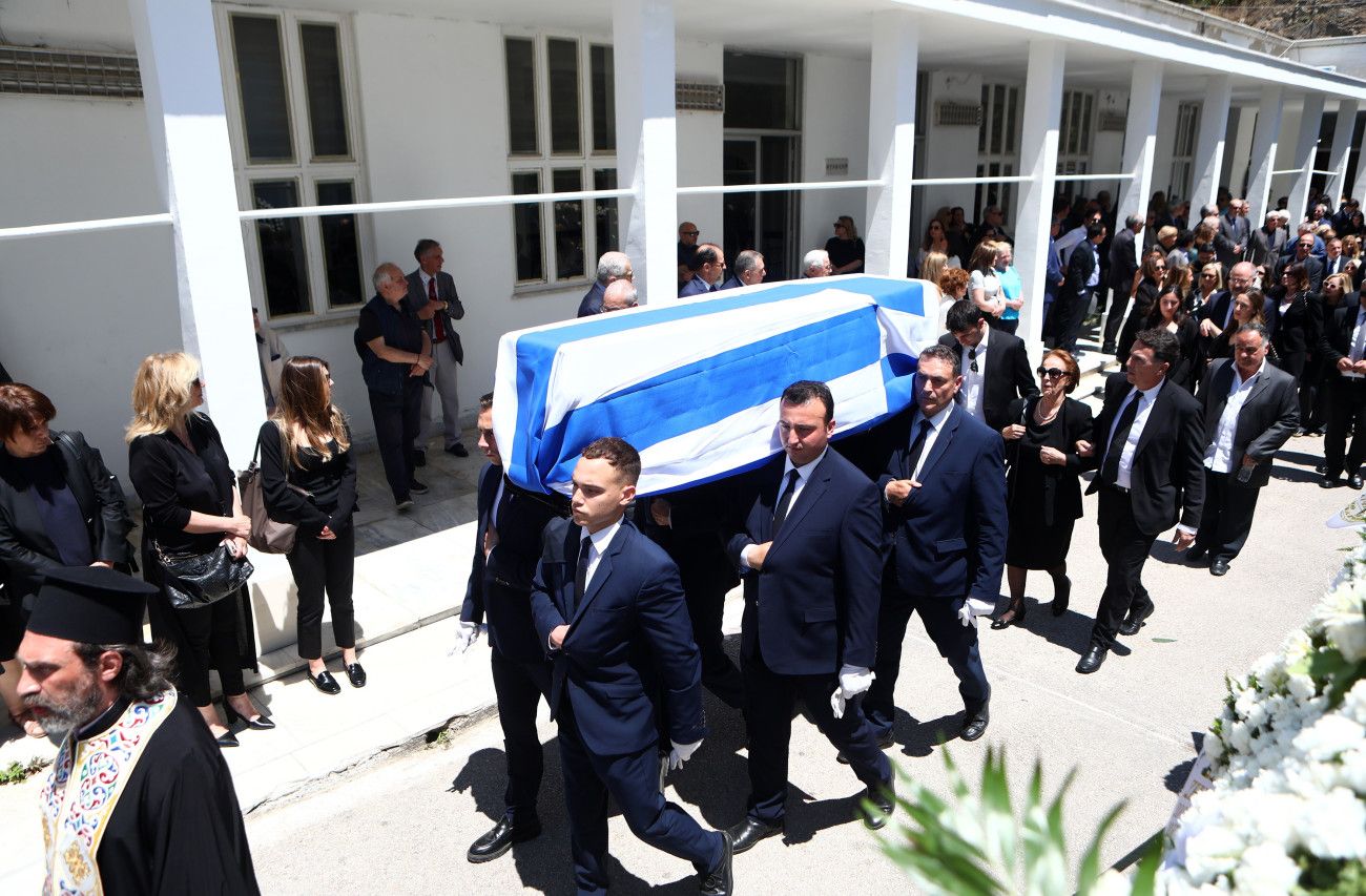 Αποχαιρετισμός στον Χρήστο Ροκόφυλλο με την ελληνική σημαία να κυματίζει στο φέρετρό του