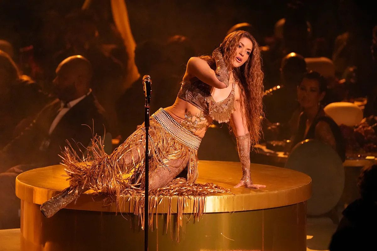 Η Shakira αποδεικνύει την ψυχραιμία της με μια εντυπωσιακή πτώση στη σκηνή