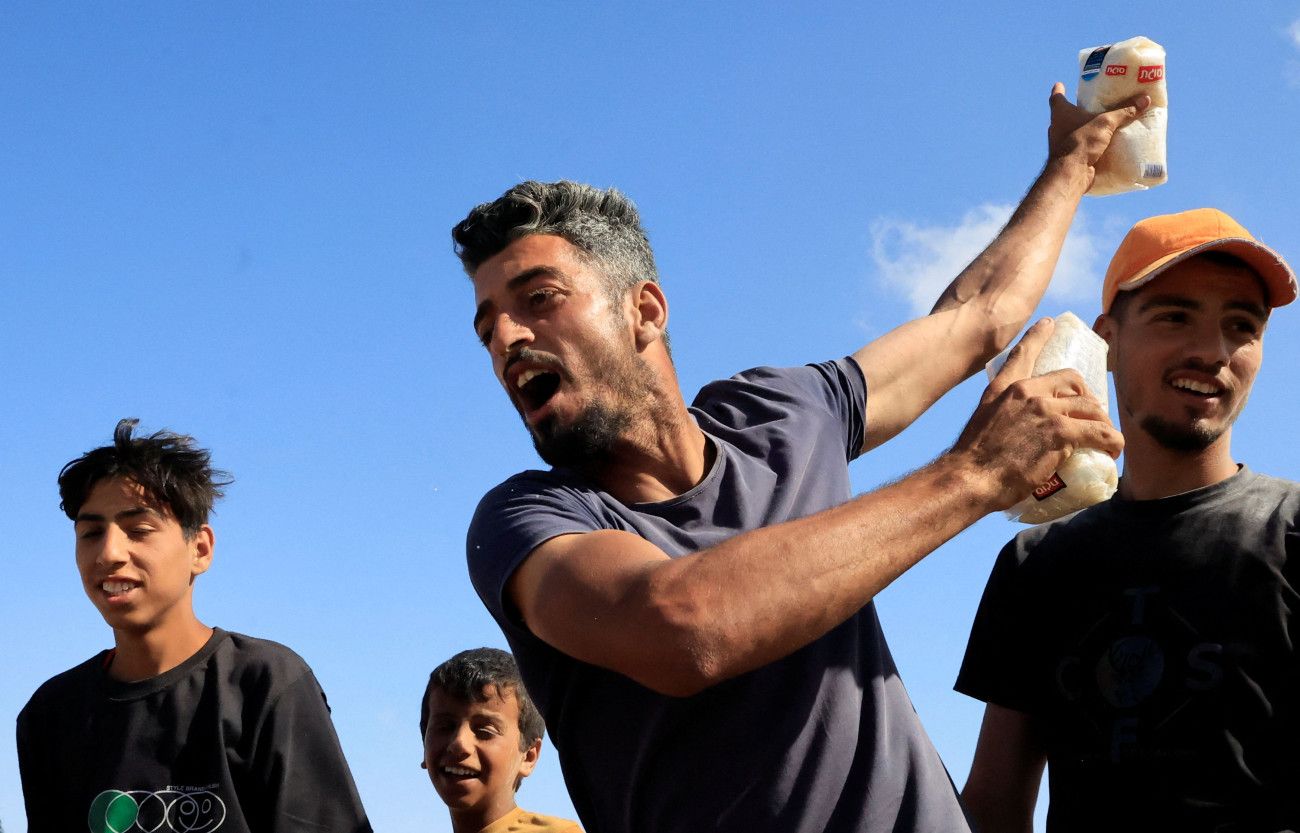 Γάζα: Αταξία κατά τη διανομή αμερικανικής βοήθειας – Παλαιστίνιοι σπάζουν τα φράγματα, ισραηλινά πυρά εναντίον πεινασμένων