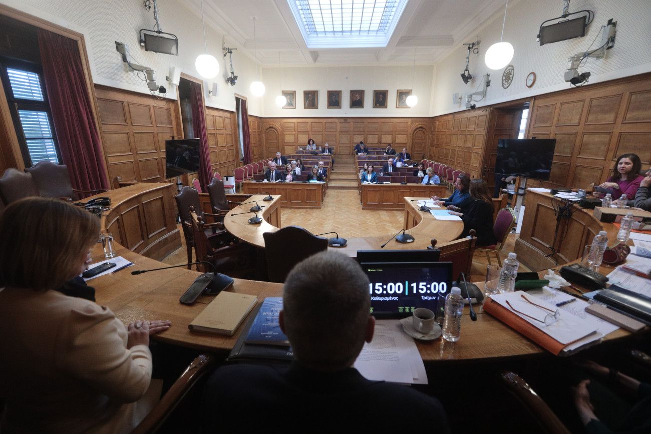 Πολιτική αντιπαράθεση μετά την πρόταση της ΝΔ για τον Καραμανλή: Εξωφρενικό νομικό κατασκεύασμα