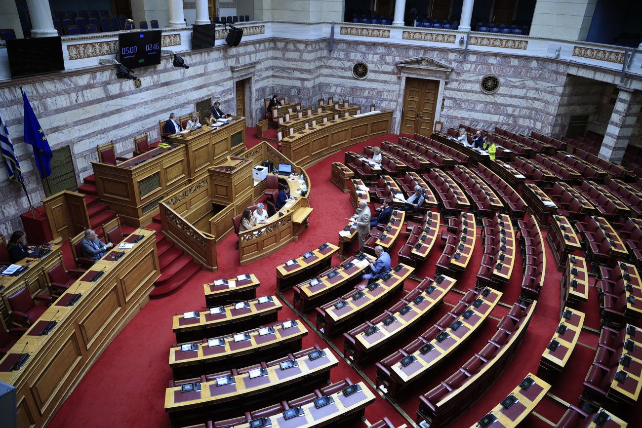 Αντιπαραθέσεις στη Βουλή για προανακριτική επιτροπή και Καραμανλή: Διαφυγή ή εσωκομματικός συμψηφισμός;