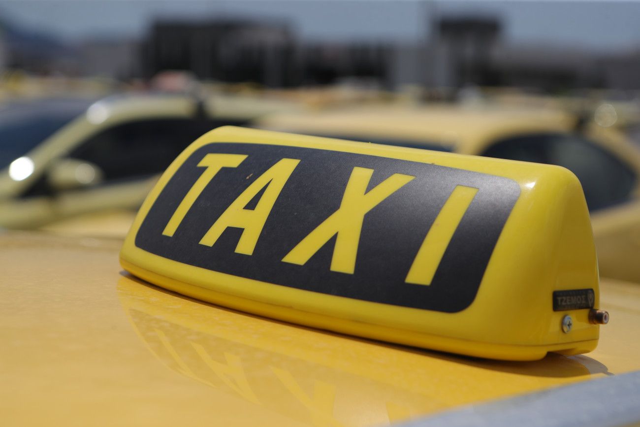 Ταξί: Οι νέες ρυθμίσεις για την επιβίβαση και αποβίβαση στις λεωφορειολωρίδες