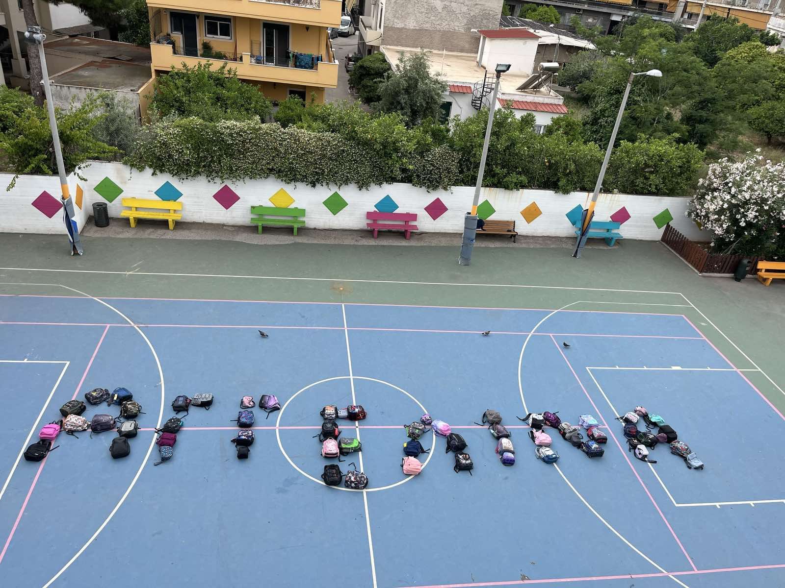 Καλλιθέα: Ραγισμένες καρδιές στο αποχαιρετιστήριο αντίο της 7χρονης Αγγελίνας από τους συμμαθητές της